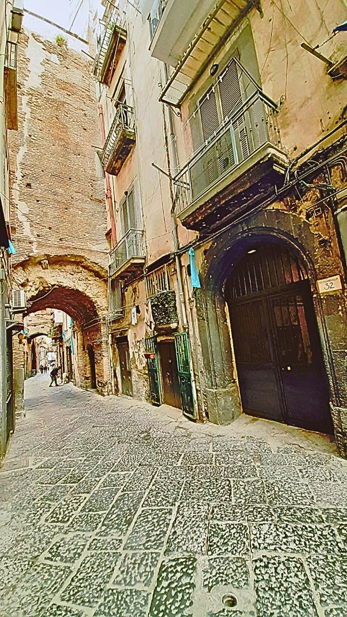 La Stanza Di Daria - Un Nido Silenzioso Nel Cuore Del Centro Storico Napels Buitenkant foto